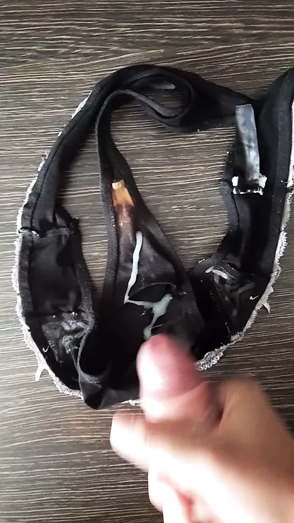 음란한 여동생의 검은 팬티 큰 정자 !