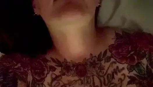 Gecenin ortasında mastürbasyon yapıyor ve çok sert boşalıyor