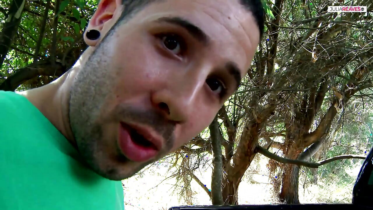 Gagica blondă geme de plăcere în timp ce se fute în spatele unui camion