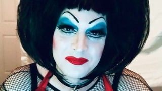 Sissy-Schlampenhure, Debra in ihrem schweren Make-up