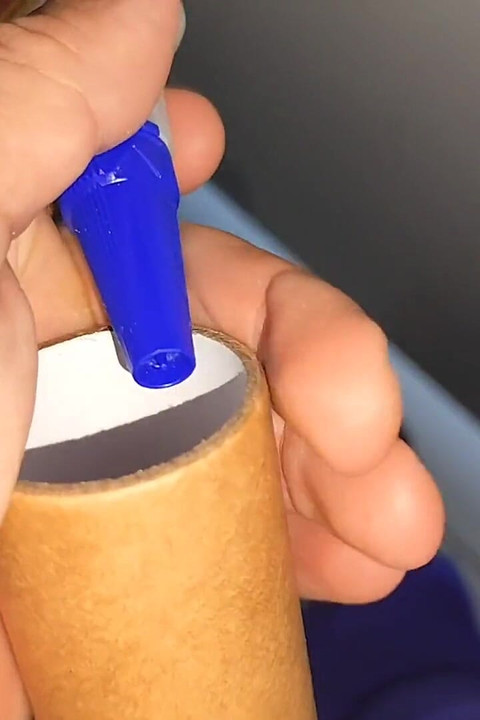 デカくてまっすぐなチンポが接着剤でいっぱいのファックに突き刺さっています。