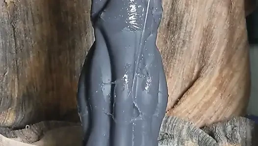 Büyük oyuncağı sikiyorum ve gülümü gösteriyorum