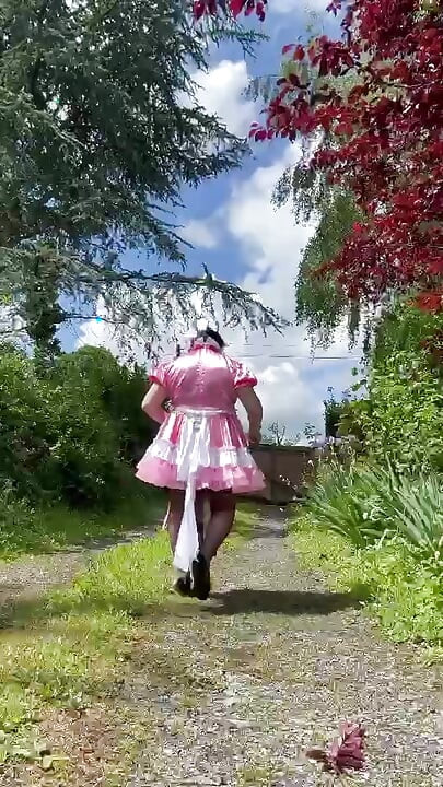穿著她新的粉色女僕裝一天