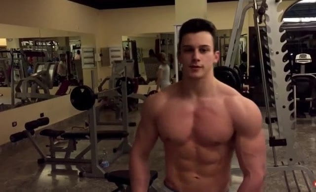 20yo Bodybuilder Poser in Gym