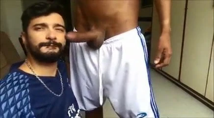 L'attore porno Marcos Goiano mangia un grosso cazzo nero