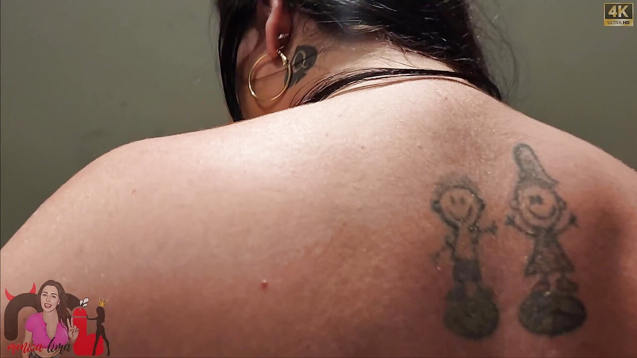 Eu levei o vendedor ao banheiro para obter um desconto no carro novo.