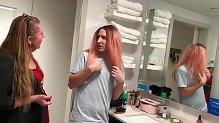 Chico atrapado usando la peluca de un compañero de cuarto
