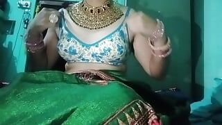 Indio gay crossdresser Gaurisissy presionando sus tetas tan duro y disfrutando en sari verde