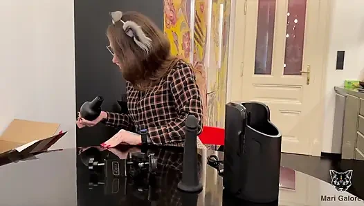 Mari Galore распаковывает машину для траха со своим бойфрендом