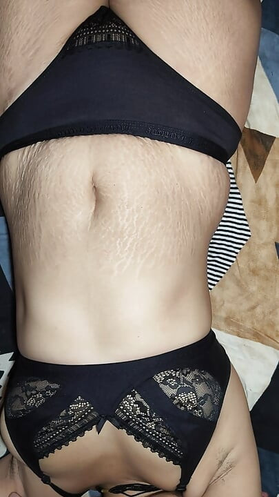 검은 브라 팬티 입은 의붓여동생이 옷 갈아입으면서 세게 박힘