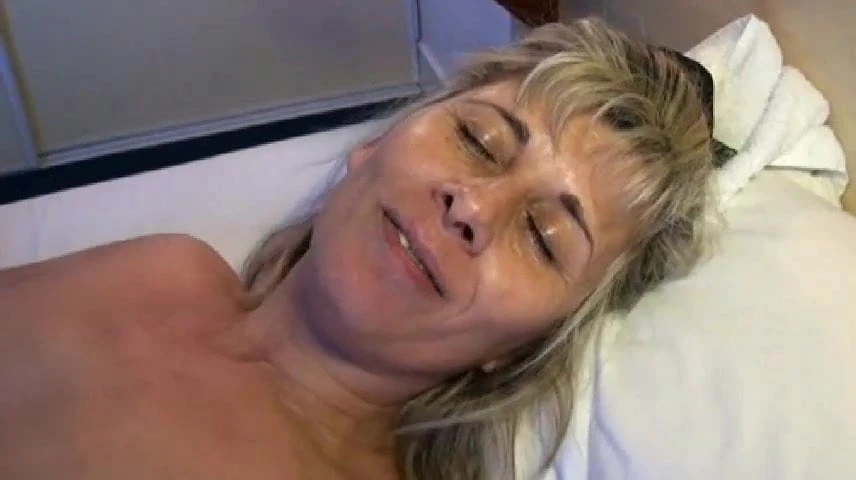 Lisa baise, fiste et squirte