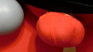 Minúsculo pênis amarrado em uma bola vermelha esguicha uma carga !!!