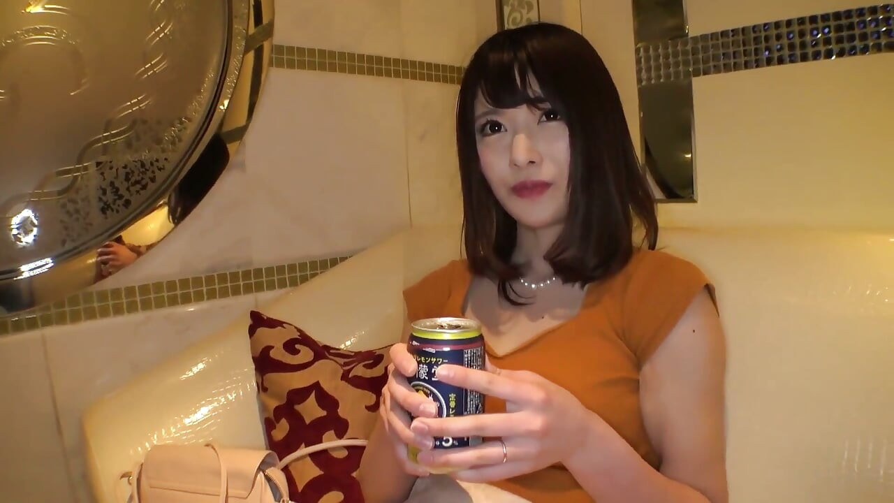 Mulher casada de meia-calça preta e seios I-cup e Love Hotel - Nozomi 28 anos