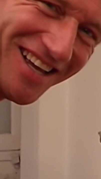 Pascal Saint James banker sin tynde tjekkiske sekretær Maica på skrivebordet | Klip 3