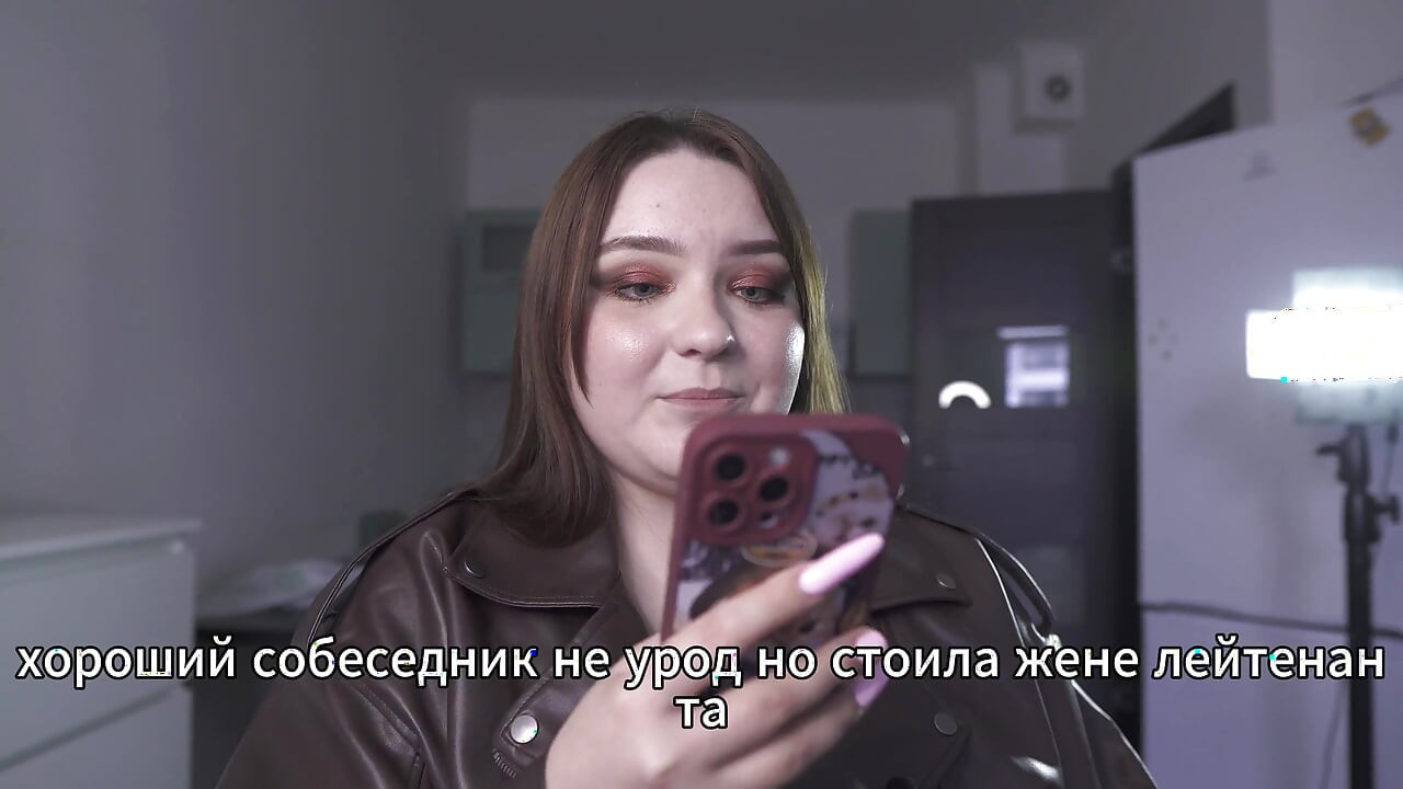 Historia porno - Żona porucznika chętnie położyła się pod szefem (Rosyjski, obciąganie, Ostry seks, Rogacz)