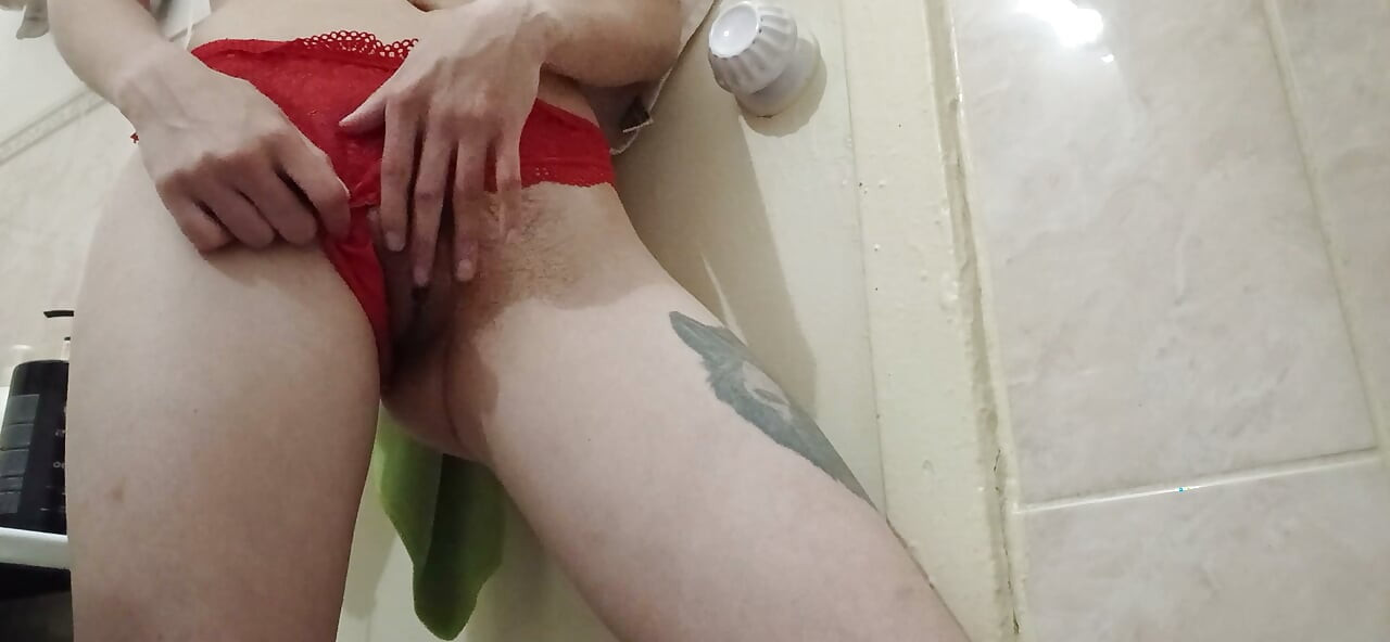 빨간 팬티를 입은 마른 여대생이 털 많은 보지를 자위한다