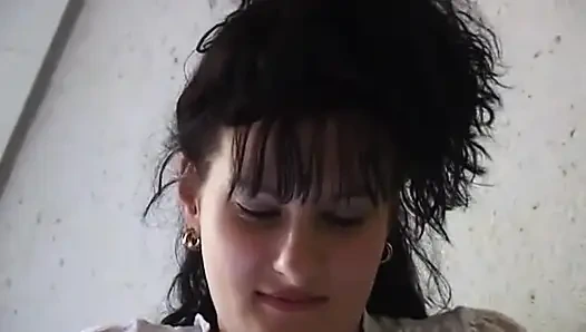 Крошка-брюнетка с маленькими сиськами трет ее волосатую манду