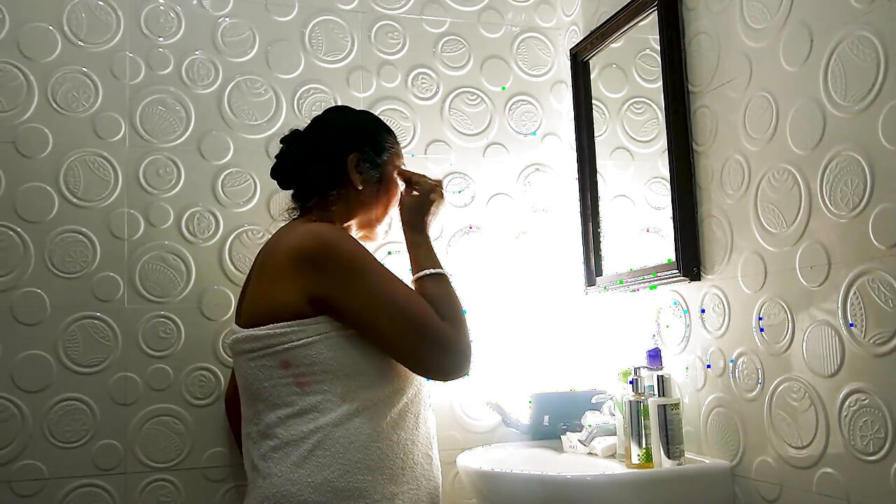 Un baño indio en un baño y su marido no se controlan y follan en el tiempo de baño