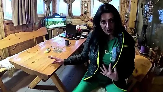 Green downjacket neckt beim rauchen, demütigung & schmutziges spermaspiel