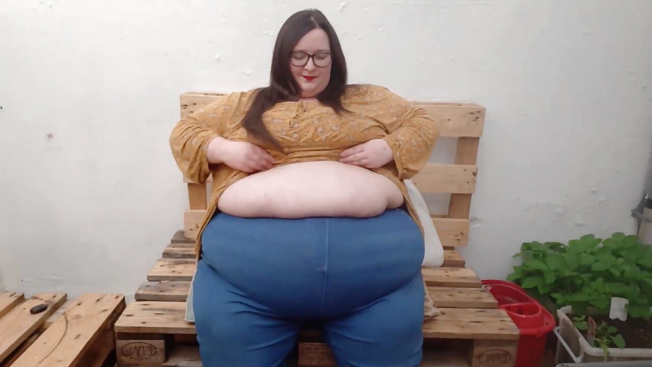 SSBBW secret garden belly and boob play