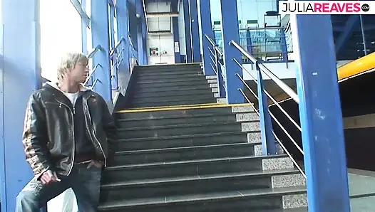 Azgın kaltak köprünün altında hızlı sert sikişiyor