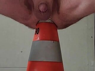 Eu sento em um cone de construção