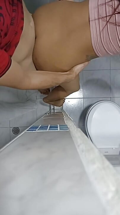 Vrela akcija u toaletu