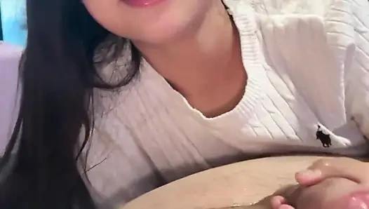 Güzel 18 yaşındaki Asyalı büyük beyaz penis tarafından sikilir ve yüzüne boşalır