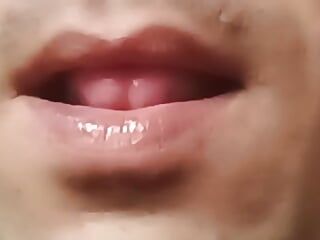 精子コンドームを食べるための赤いクロスドレッサーの唇マッサージ