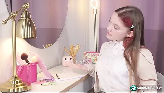 Школьница Vivi скачет на ее дилдо и жестко кончает после уроков