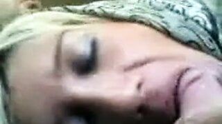 Iran, une nana iranienne sexy fait une pipe dans la voiture