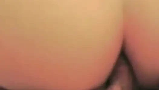 Фигуристая блондинка в зеркале