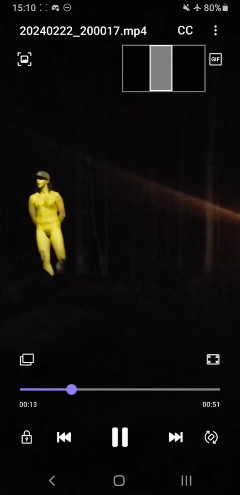 Posando sob uma luz de rua em um parque local, Maravilha se alguém viu🤭