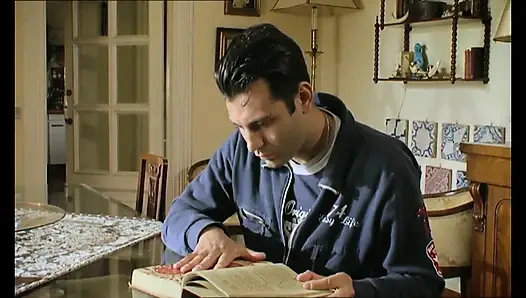 Genç kız üvey erkek kardeşini mastürbasyon yaparken yakalıyor ve ona yardım ediyor