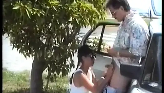 Cewek amatir jerman lagi asik ngentot kontol di dalam mobil