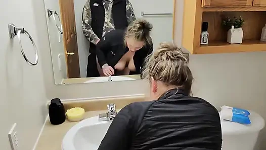 Скрытный секс с возбужденной женой в ванной после вечеринки