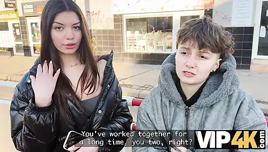VIP4K. Dua lesbian cantik nggak keberatan untuk seks threesome sama orang asing di dalam kereta