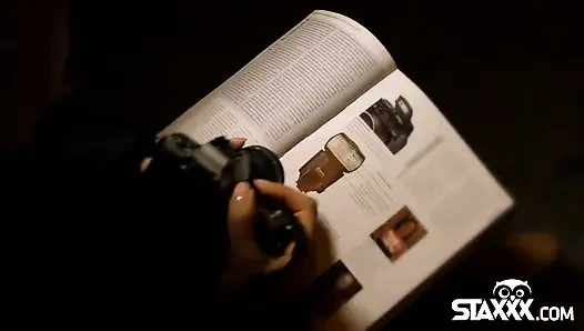 Esmer genç kız Jessica gözlüğüne boşalıyor