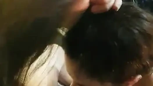 Mira como la mamo y le paso mi pelo por la polla