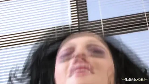 Latina in strümpfen kommt auf einen harten schwanz