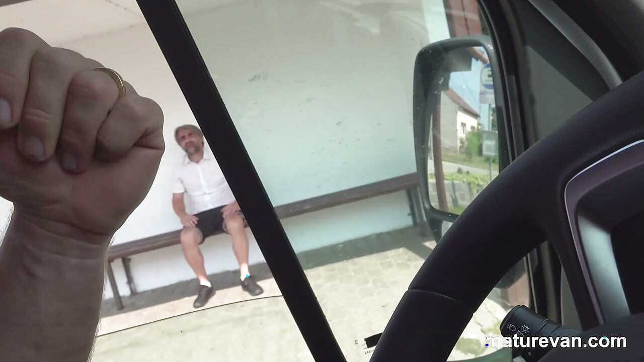 Ang Cute na Squirts sa loob ng MatureVan at Tinataboy ang Lalaki Pagkatapos