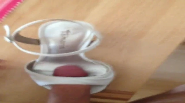 Schuh dee geilen Nachbarin vollgespritzt