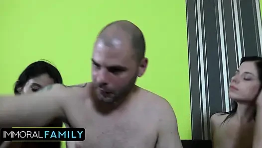 Две европейские крошки, одна большая пульсирующая член!