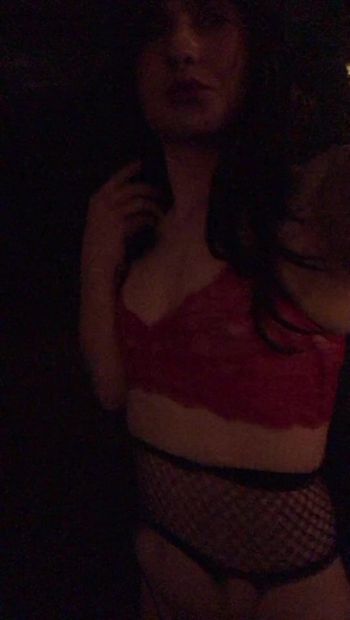 A szexi T-Girl megmutatja a csiklóját