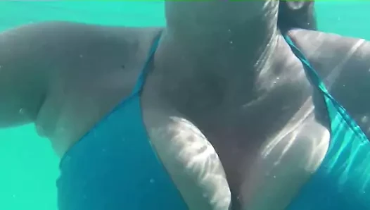 Highandhorny22 Tits out in a public pool!