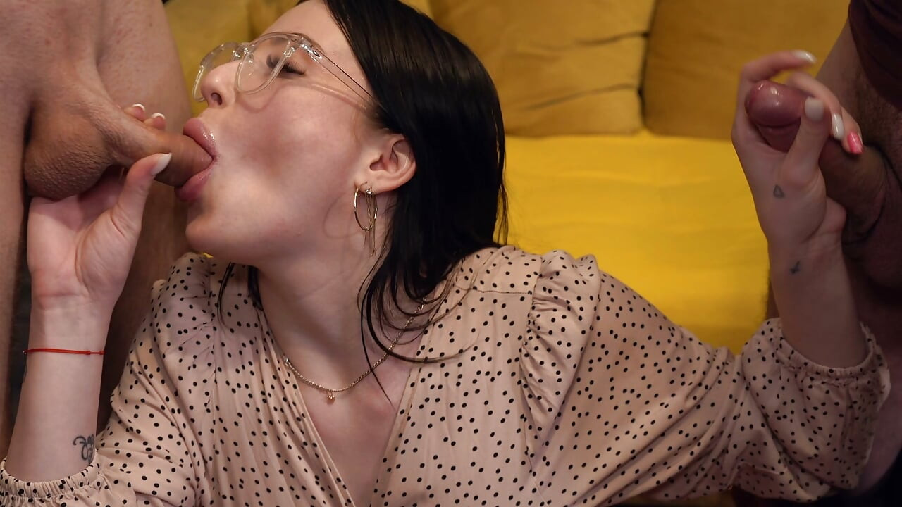 この黒髪美女は2本のチンポとのセックスを欲しがり、顔と膣内にザーメンを浴びたい