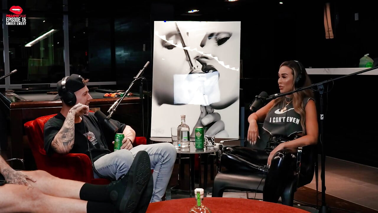 Amber emery annusa le ceneri del nonno e mostra le sue tette