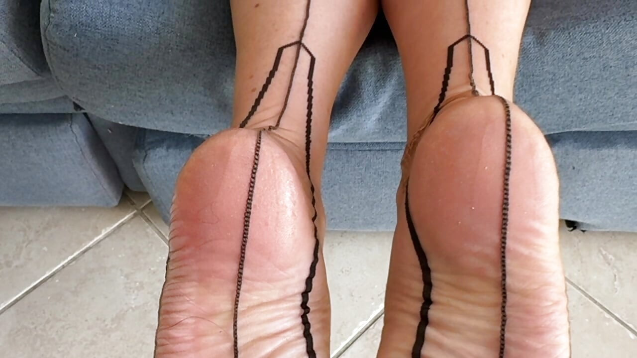 Mrs Mature Feet gjør seg klar for en besøkende 400
