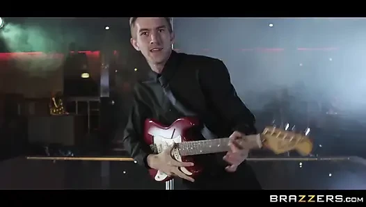Brazzers - Danny versucht es, einen film zu drehen, macht aber am ende, was er am besten kann, er fickt viola bailey
