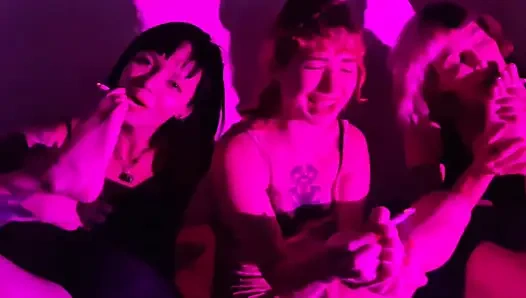 Candy Crush, Queen Kimi, Von Poison и Luna Olvr курят своими ступнями, раздеваются и целуются